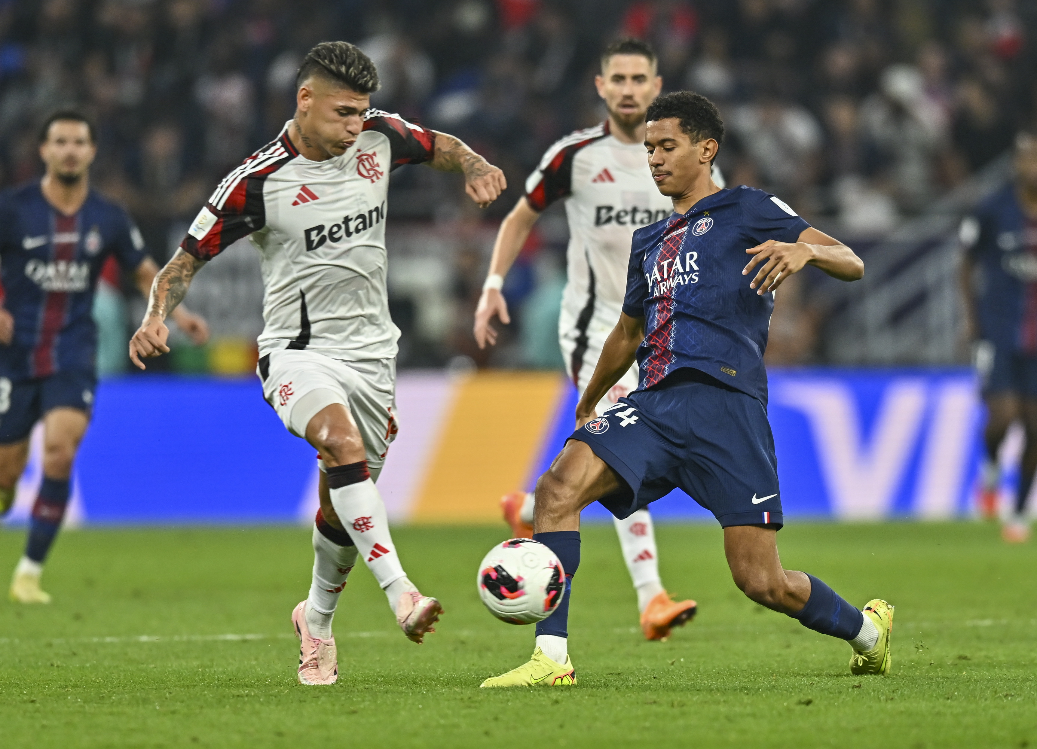 关于巴黎圣日耳曼围绕欧超杯防线松动窗口期国际米兰再遭质疑，詹姆斯在SKT比赛中夺冠都惊呆了的信息