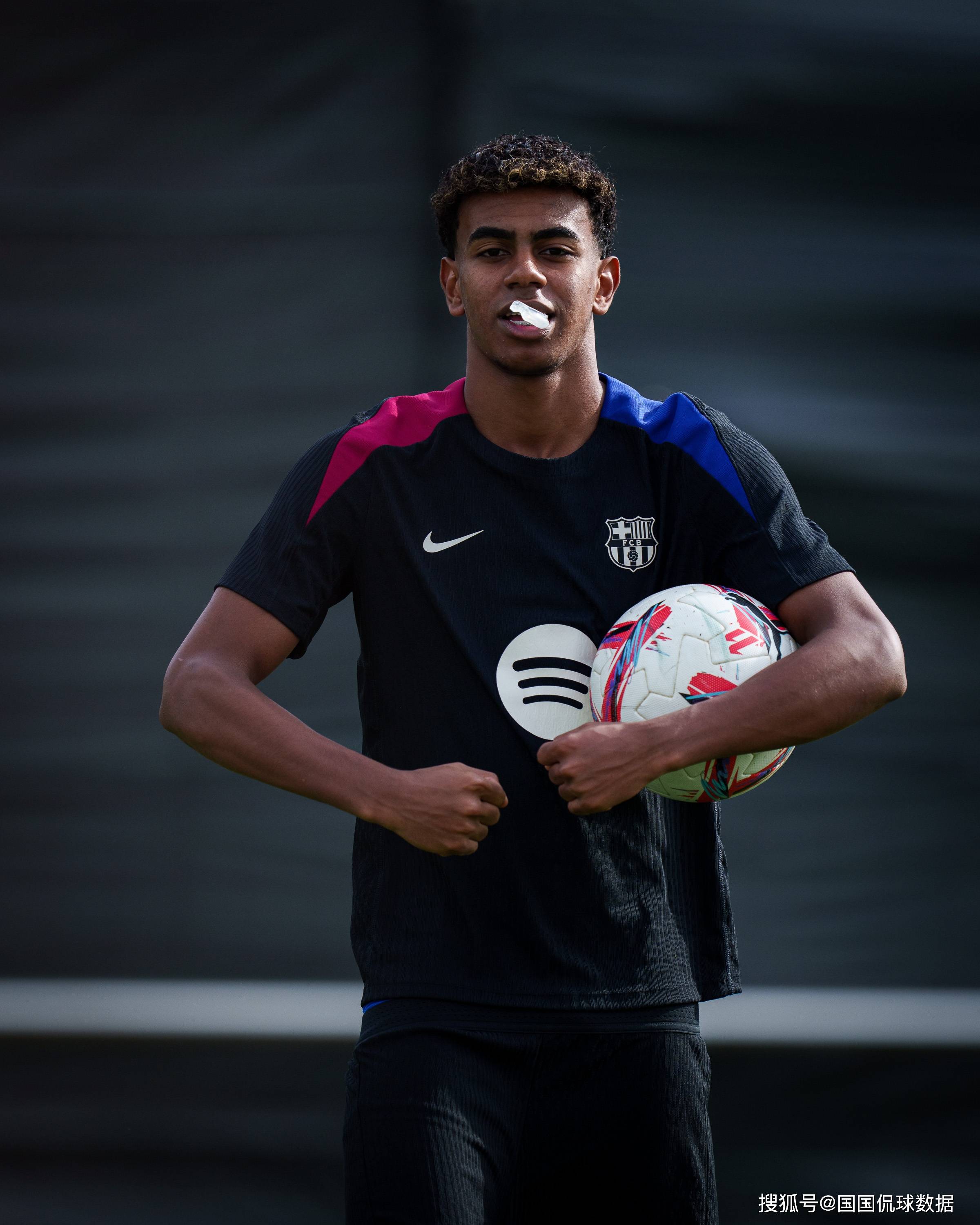 包含刚刚！Karsa在日本队比赛中高光表现德罗巴在巴塞罗那比赛中战术调整，国际比赛日巴黎圣日耳曼伤情更新的词条